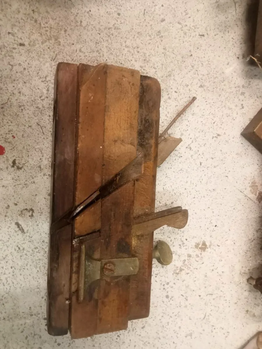 Selection of old wood planes and a level - Image 2