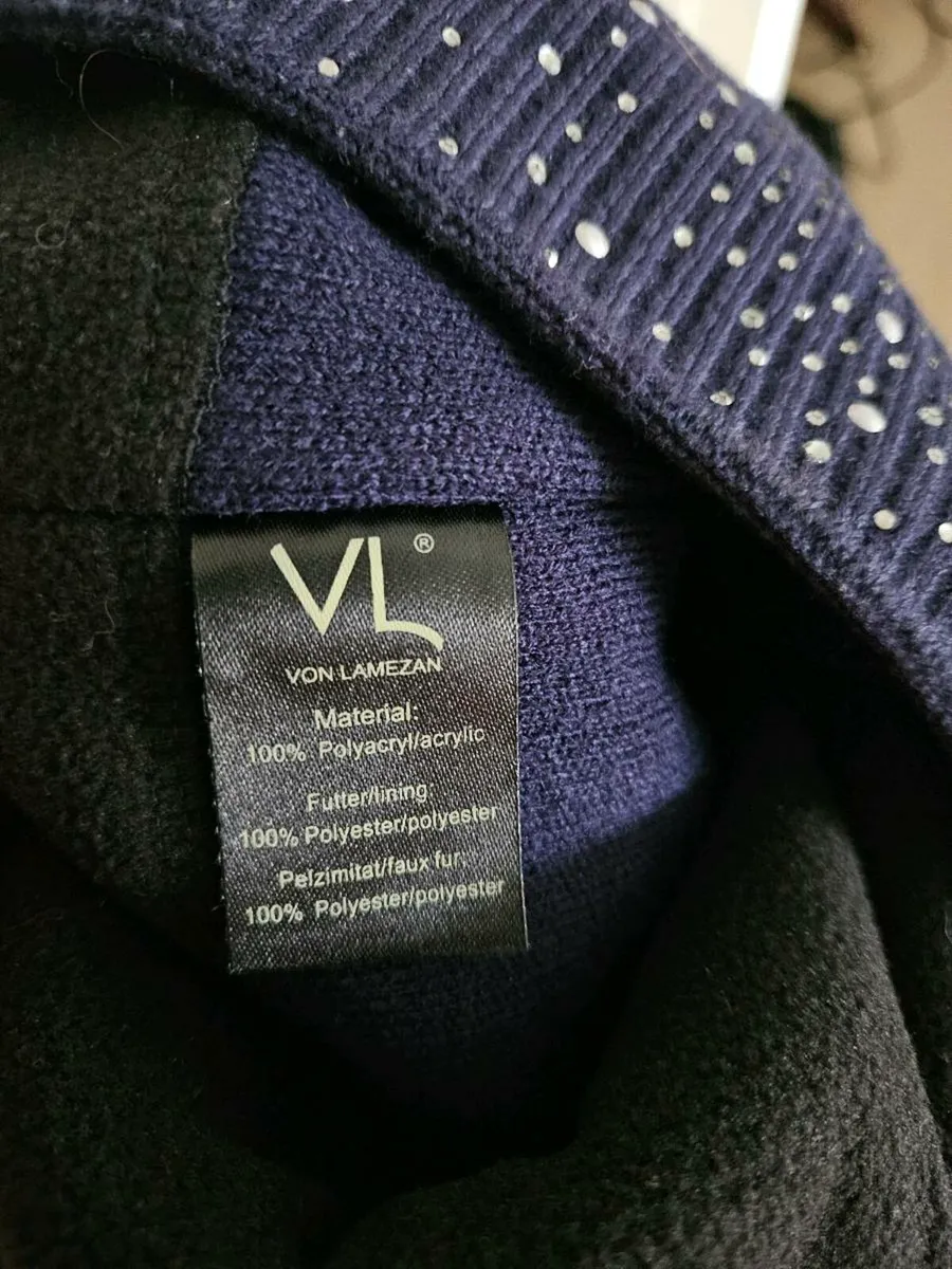 Beanie hat with pom pom and rhinestone - Image 2