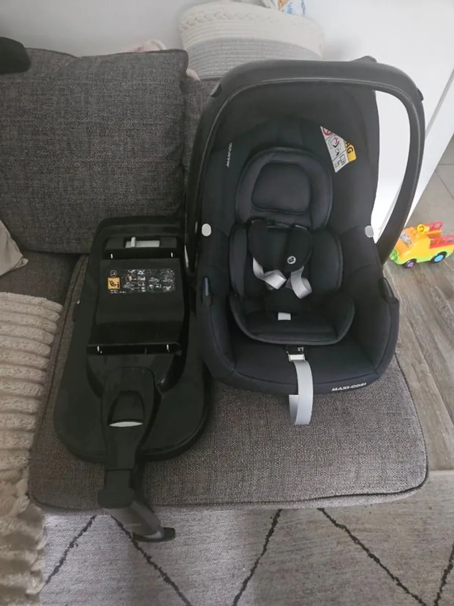 Maxi cosi car seat and isofix  bass - Image 1