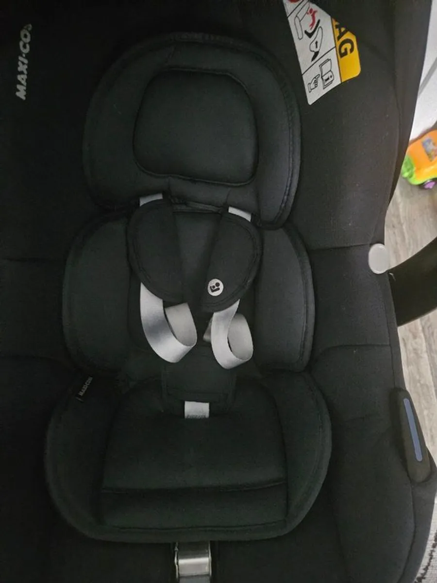 Maxi cosi car seat and isofix  bass - Image 2