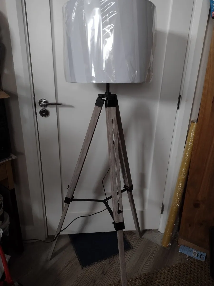 Brand new wooden tripod floor lamp - Image 3