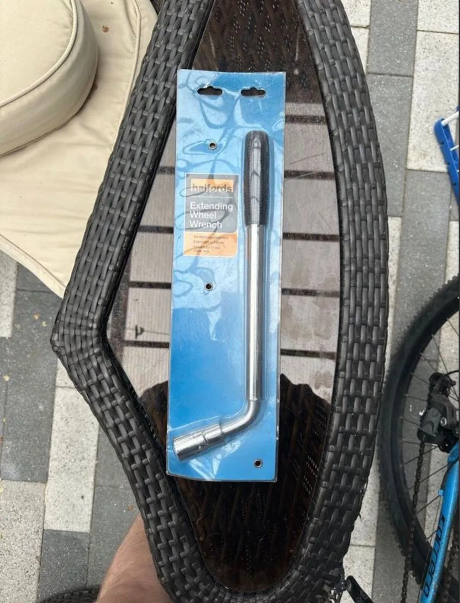 Extending wheel wrench