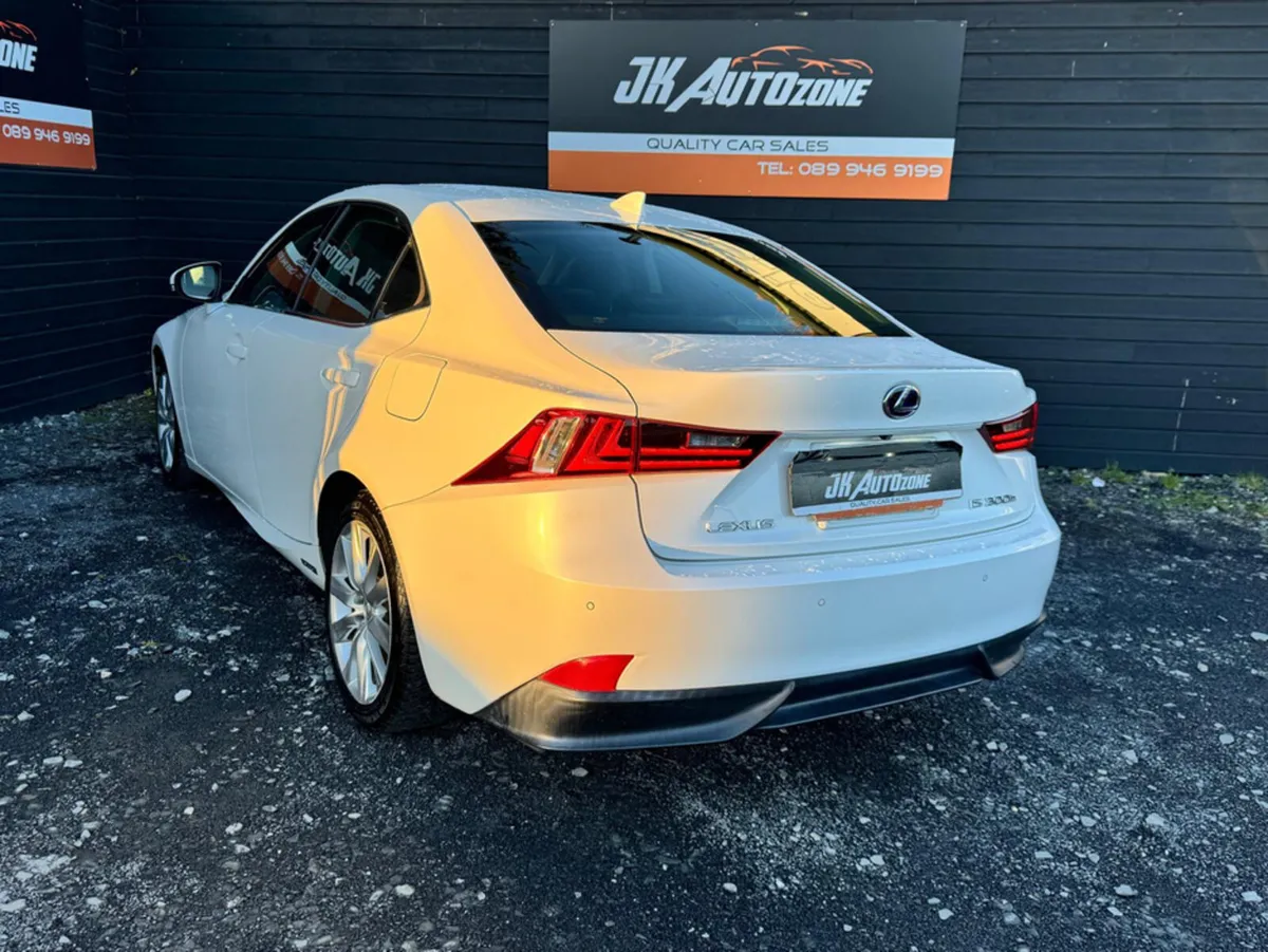 Lexus IS 2.5 HYRBID - Image 4