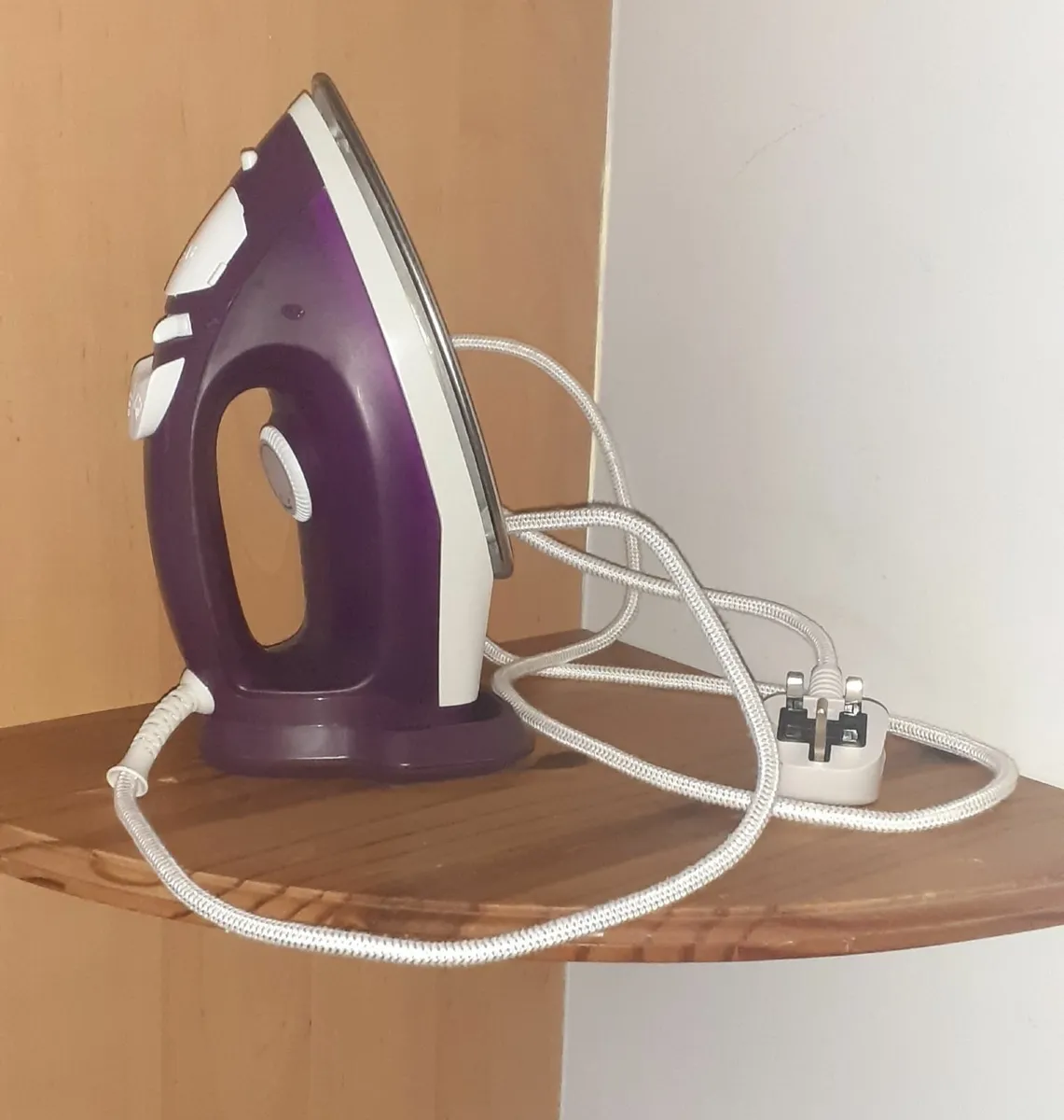 Steam Iron for clothes - Image 1
