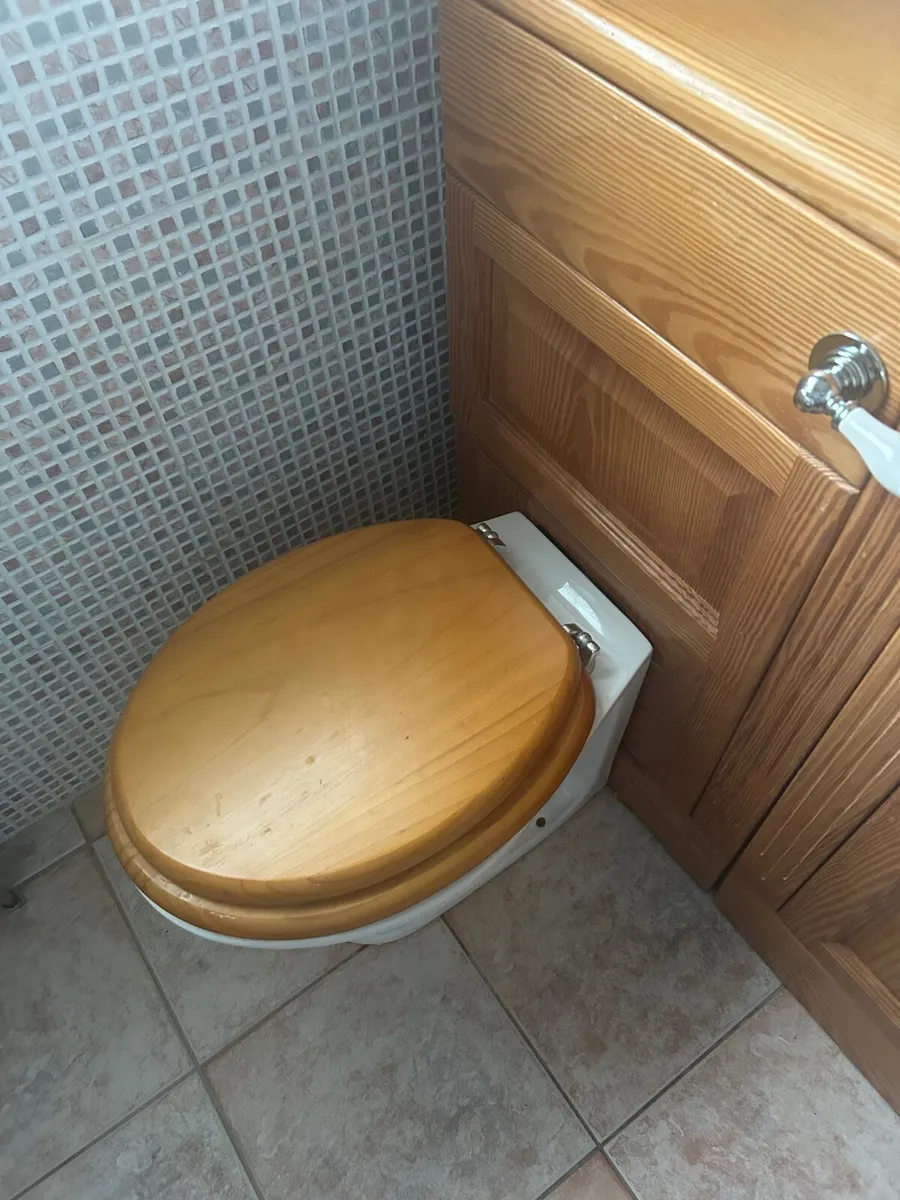 Bathroom Suite with Jacussi Bath - Image 3