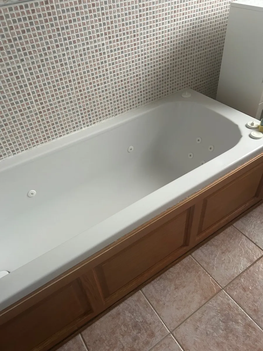 Bathroom Suite with Jacussi Bath - Image 4