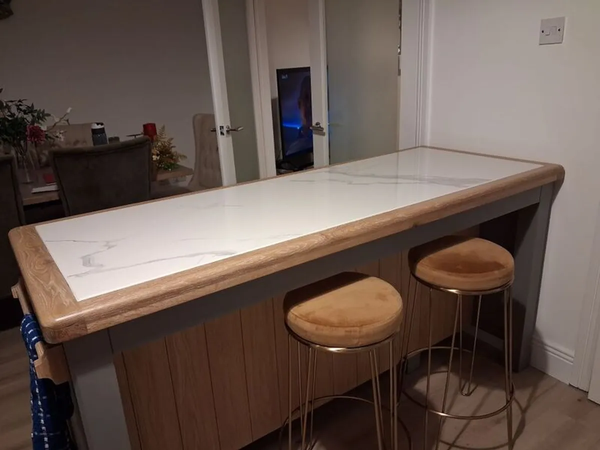 Kitchen Island - Image 1