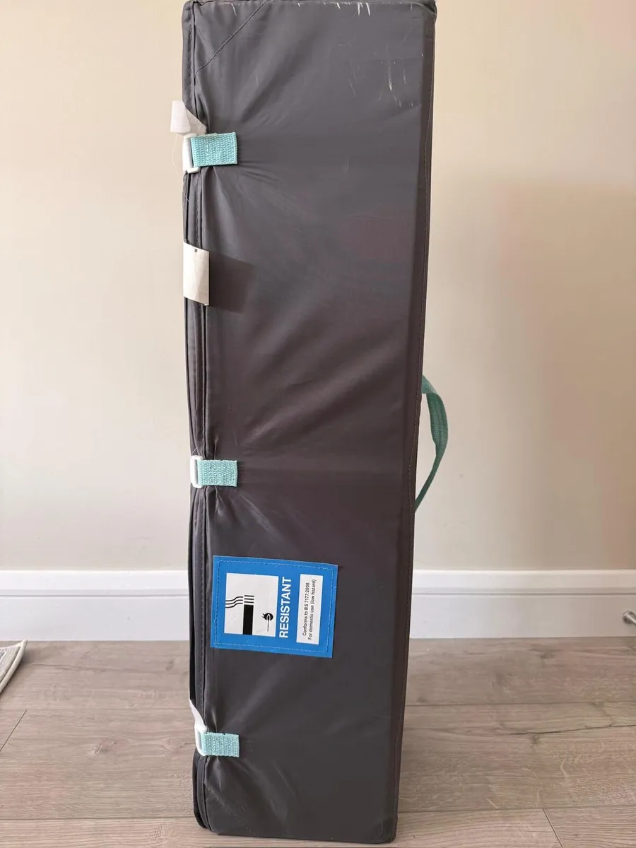 Baby travel cot - Image 2