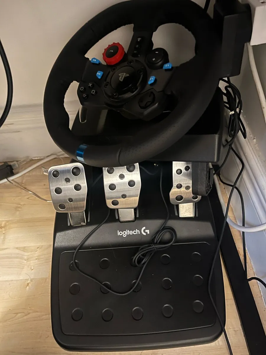 Ps5 disc edition + Logitech Wheel - Image 3