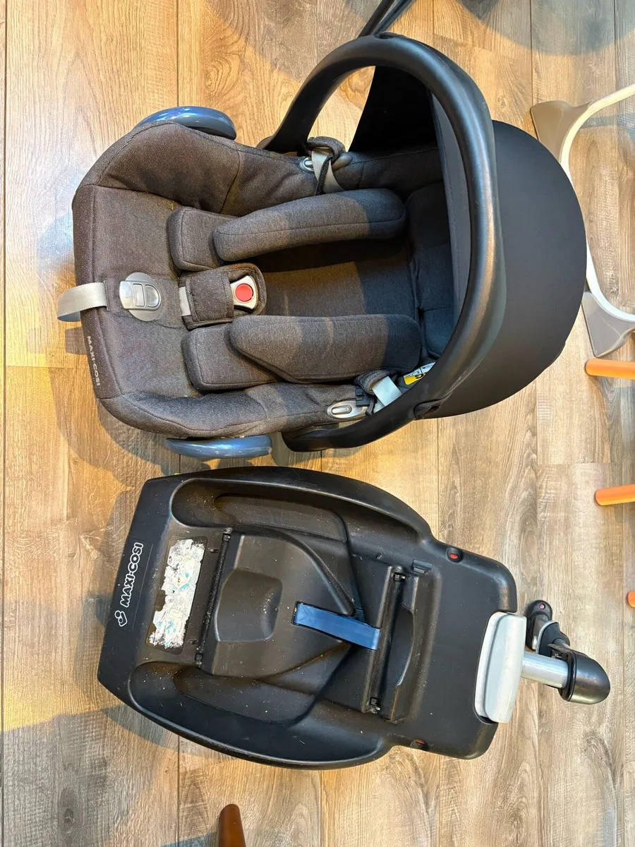 Maxi cosi cabriofix car seat and base - Image 1