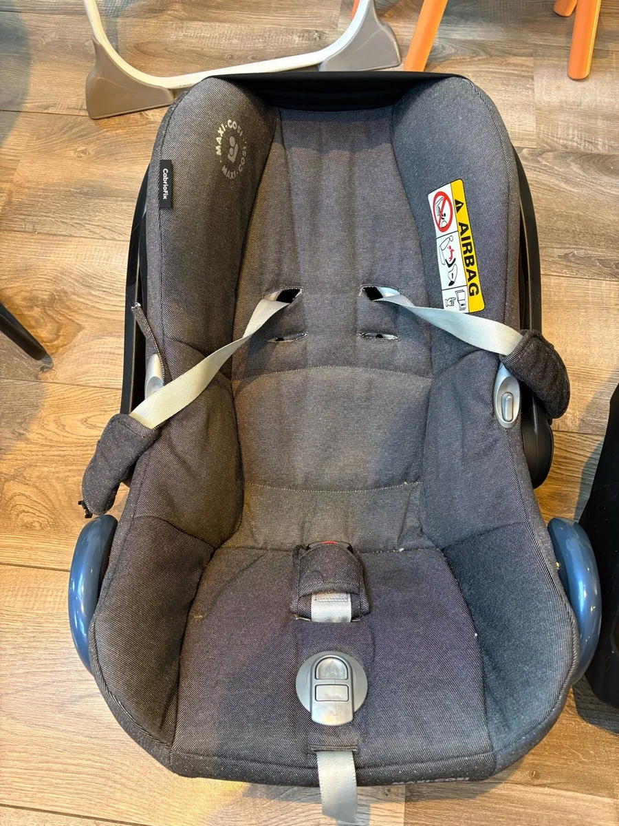 Maxi cosi cabriofix car seat and base - Image 4