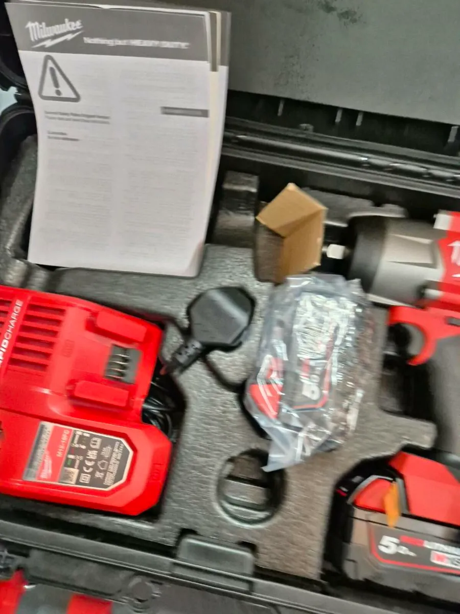 Milwaukee M18 Fuel 1/2' High Tourqe Wrench Kit - Image 3