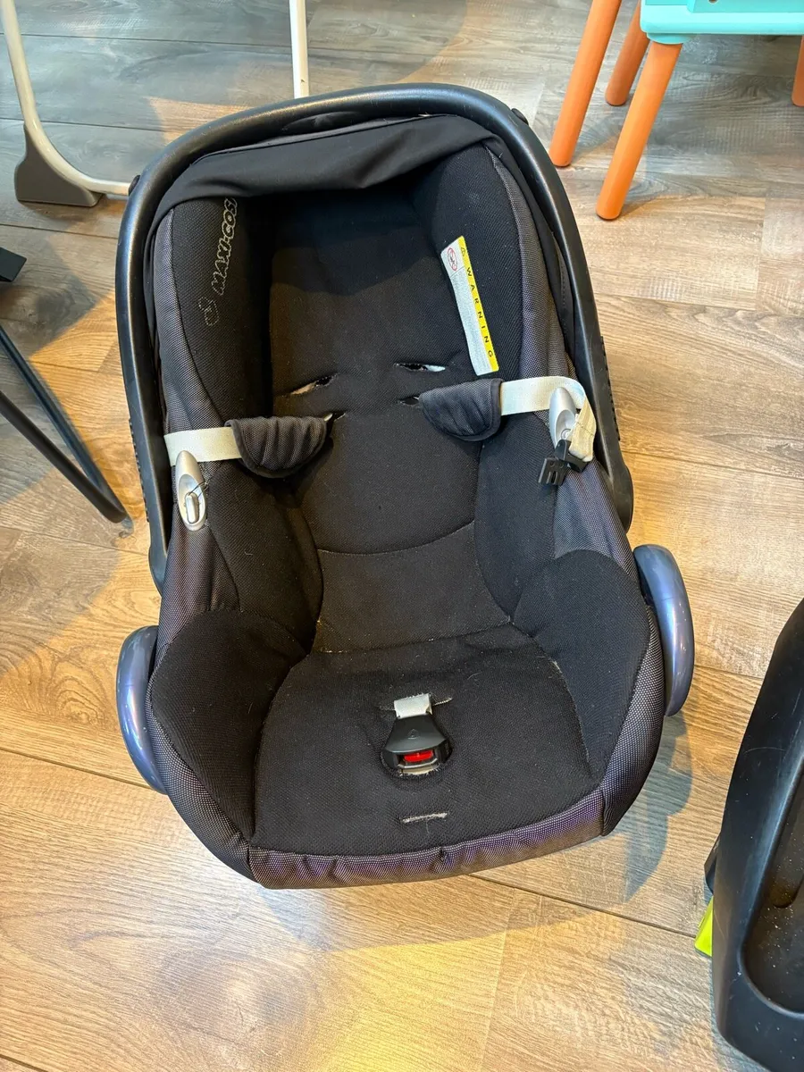 Maxi cosi car seat and base - Image 3