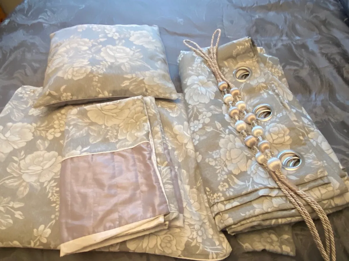 Grey/Silver Curtains Duvet set - Image 1