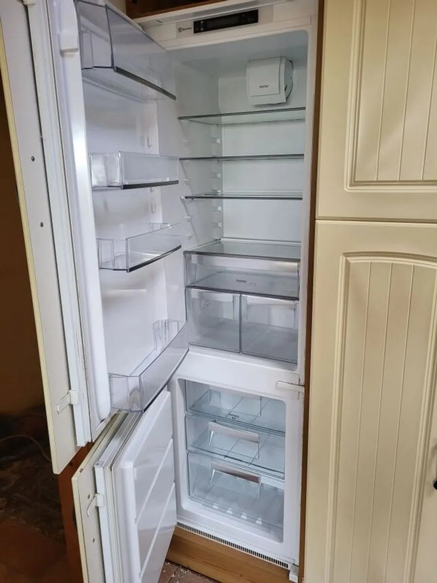 Integrated Fridge freezer - Image 1
