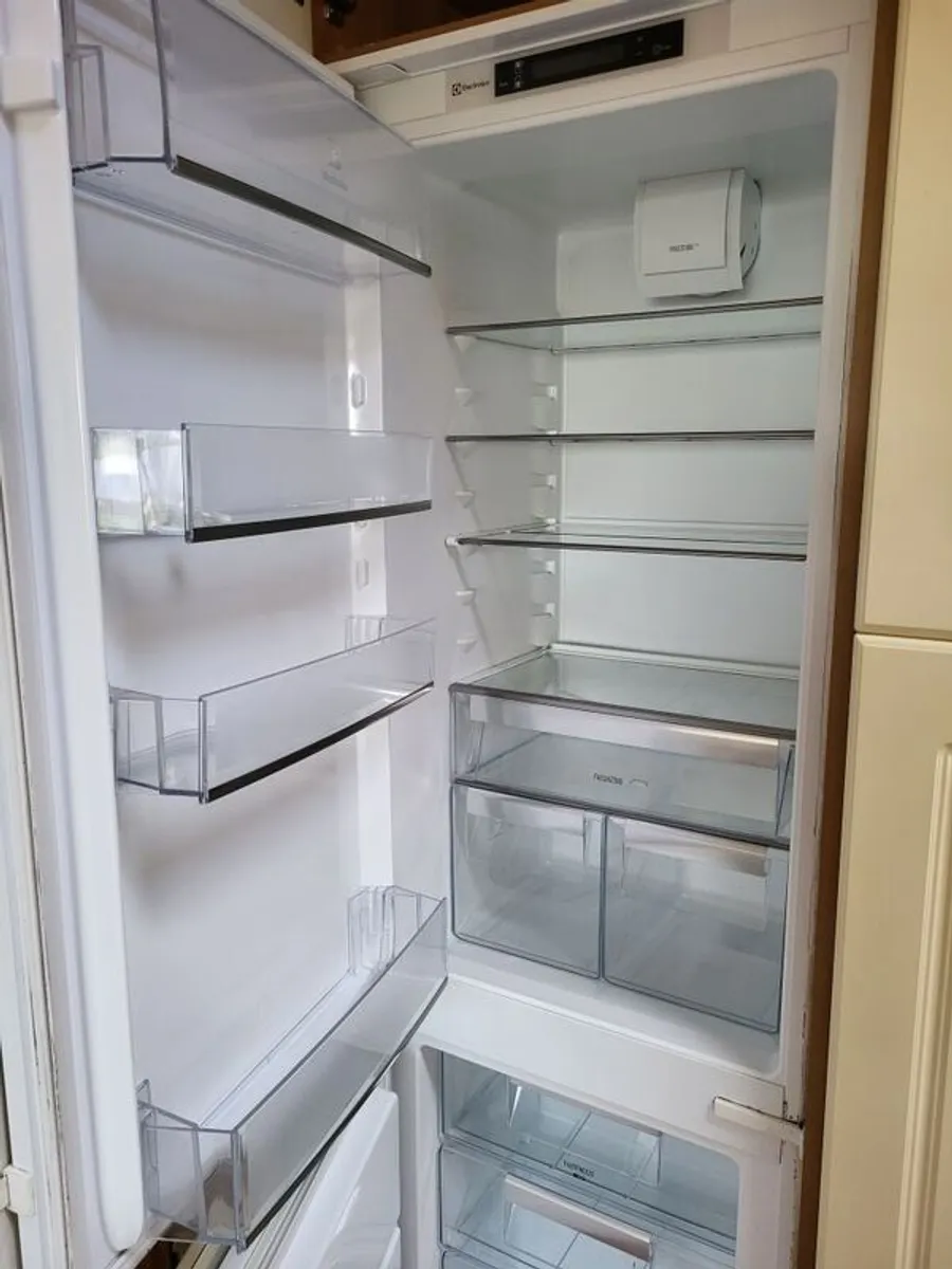 Integrated Fridge freezer - Image 3