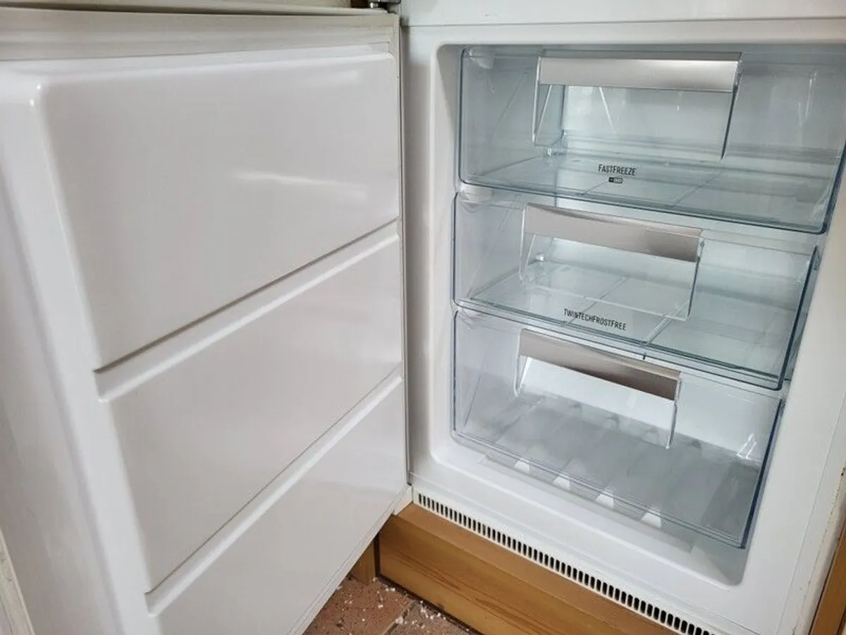 Integrated Fridge freezer - Image 4