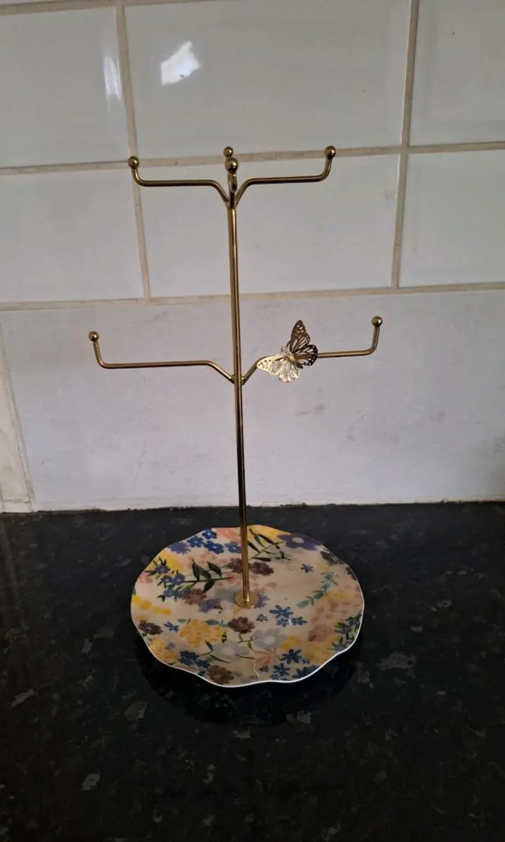 Lovely ceramic and metal cup stand