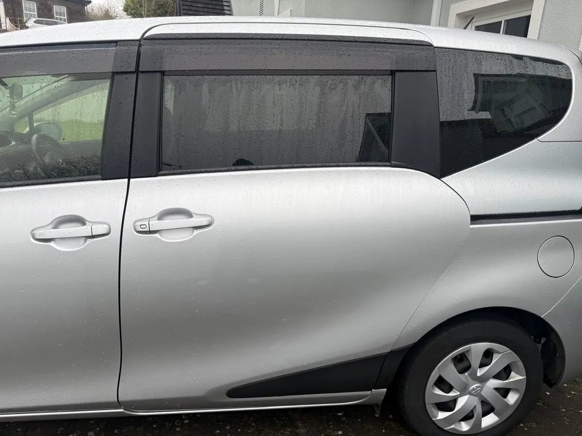 Toyota sienta - Image 2