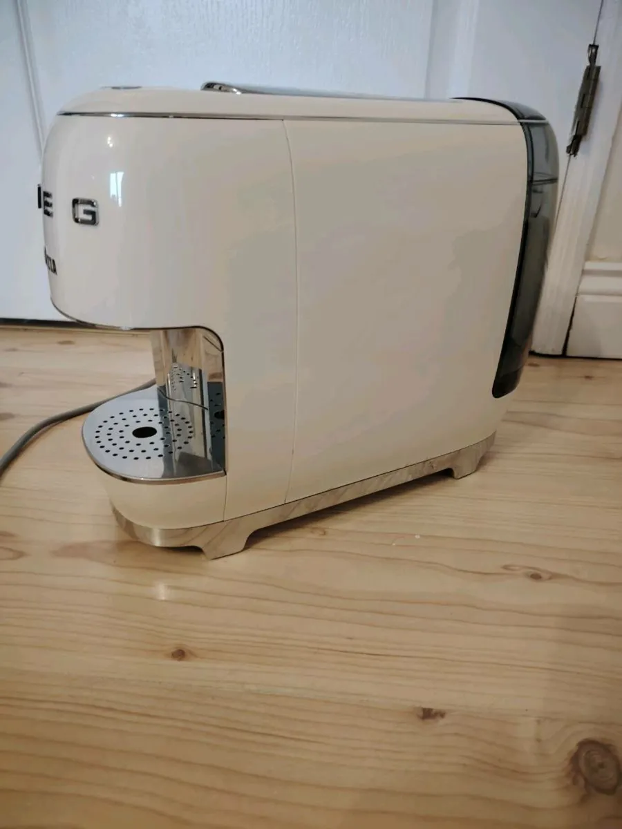 SMEG Lavazza A Modo Mio Coffee Machine with pods - Image 3