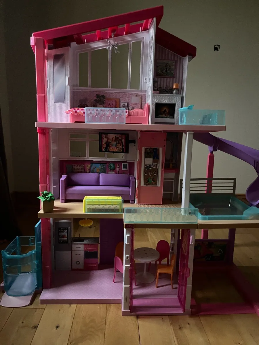 Barbie Dreamhouse with accessories - Image 1