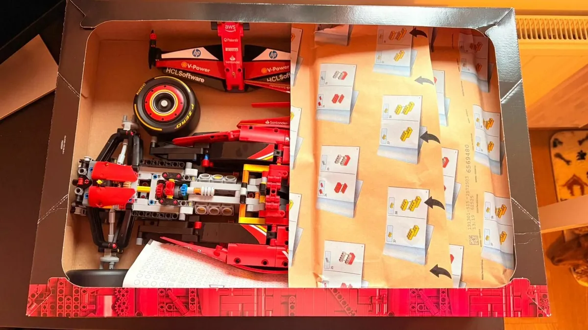 Lego Technic Ferrari -Set 42207 - Image 2