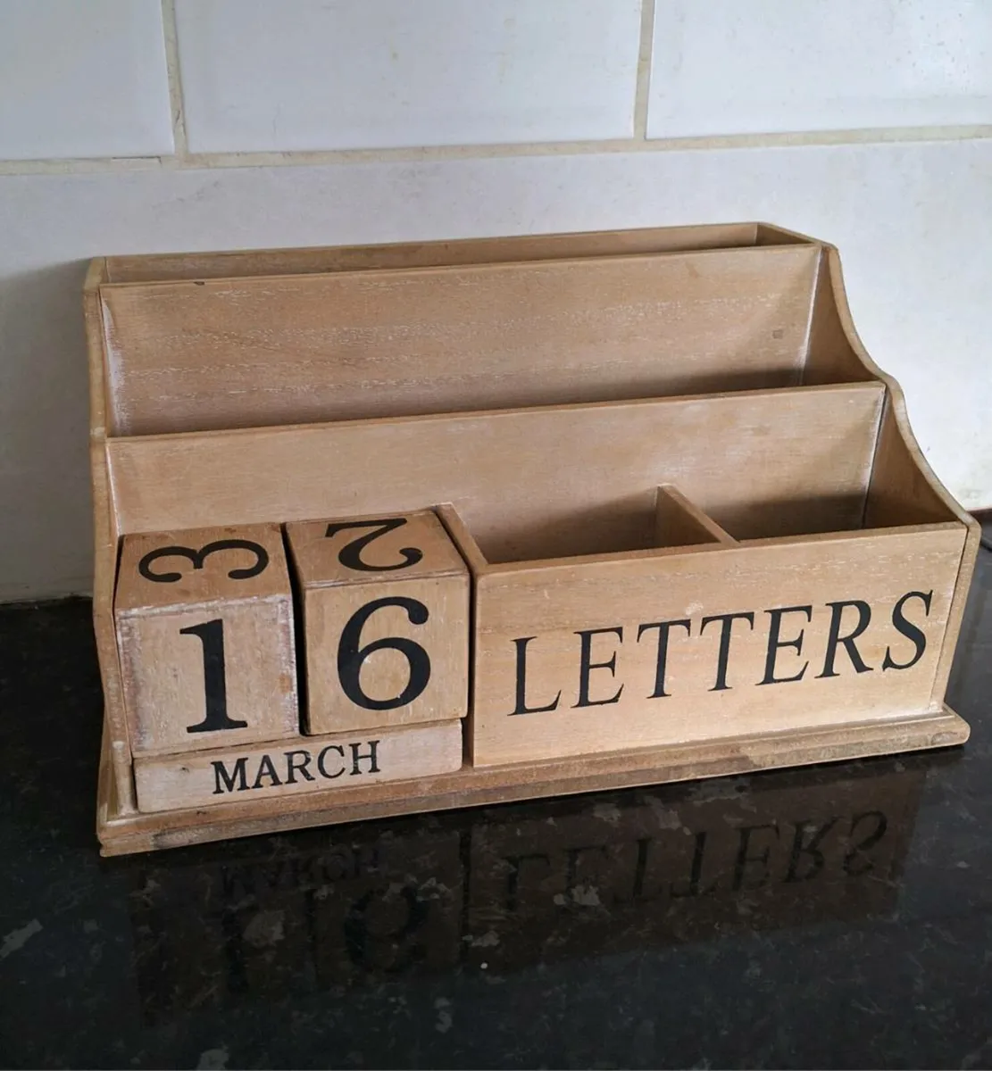 Wooden letter rack and perpetual calendar - Image 1