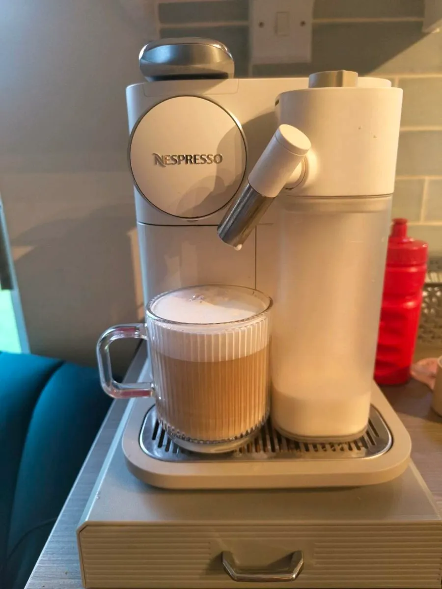 Nespresso Delonghi Gran Lattissima - Image 1