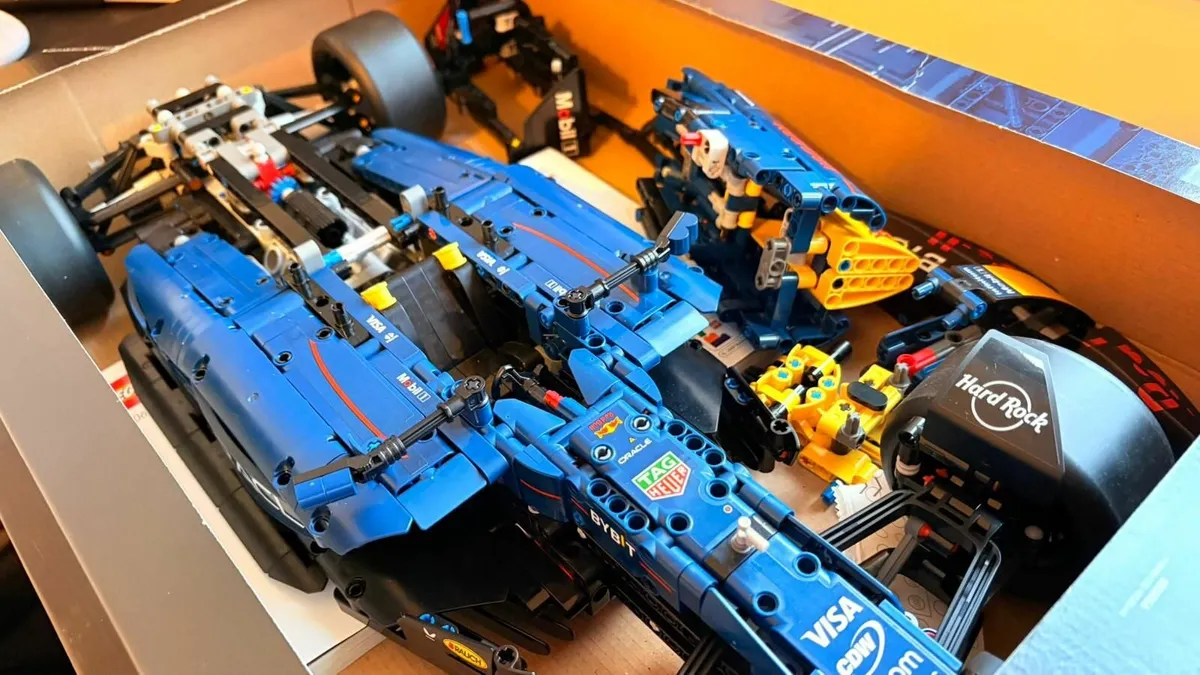 Lego technic Red Bull racing F1- Set 42206 - Image 4