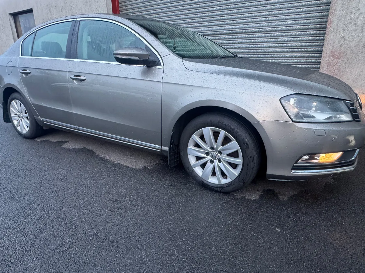 Volkswagen Passat 2012 - Image 2