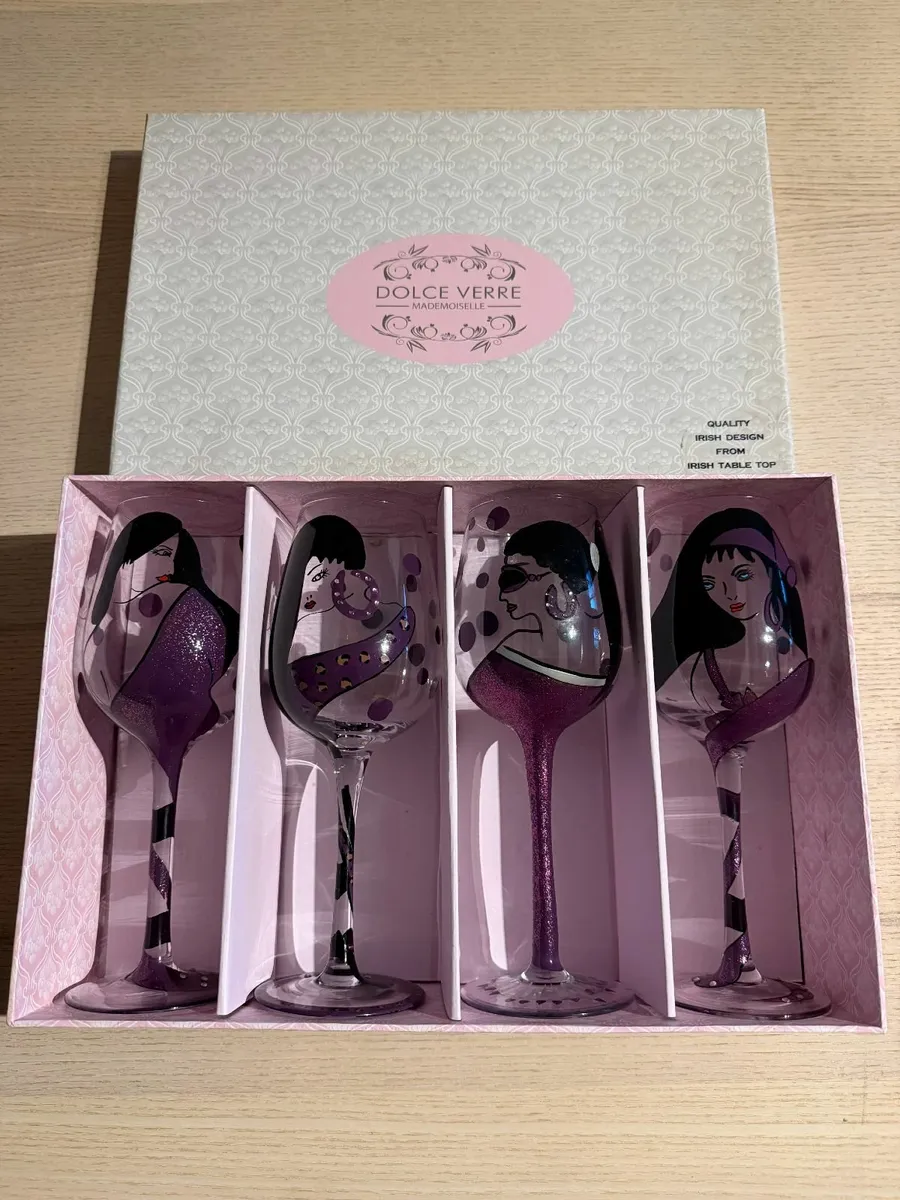 Wine glass set of 4 with purple mademoiselle art
