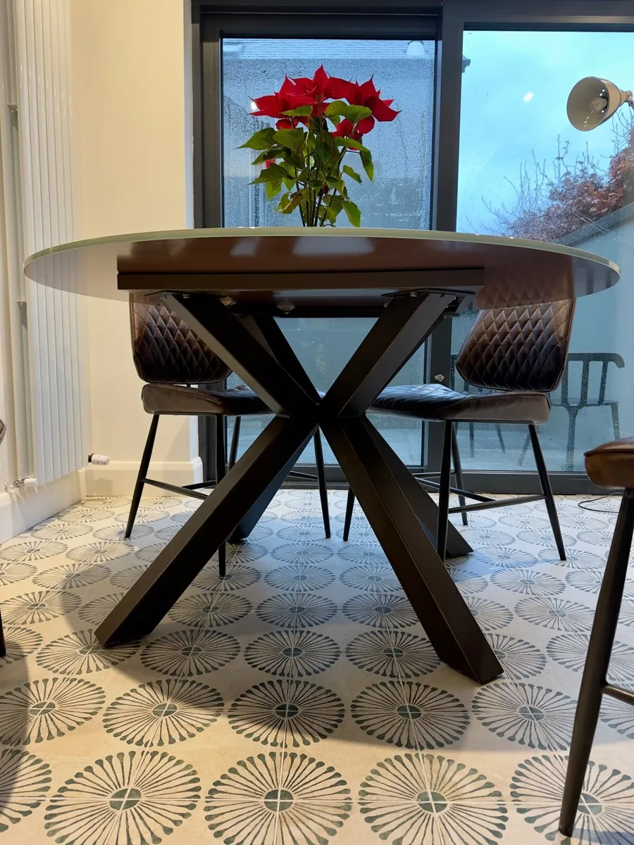 Round tempered glass diner table - Image 1