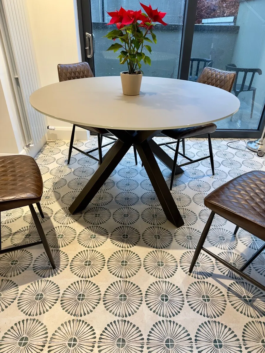 Round tempered glass diner table - Image 2