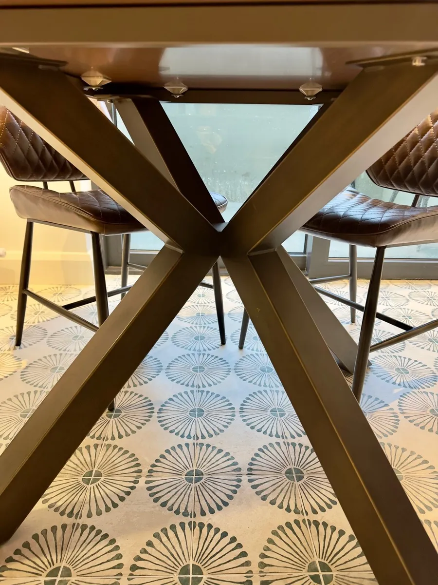 Round tempered glass diner table - Image 3