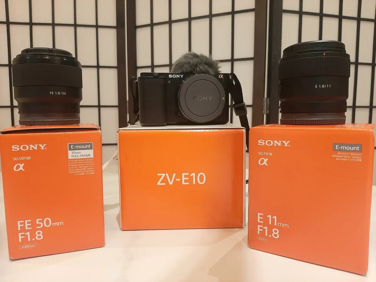 ZV- E10 camera+ 2 lenses ( FE 50mm/ E 21mm) - Image 1