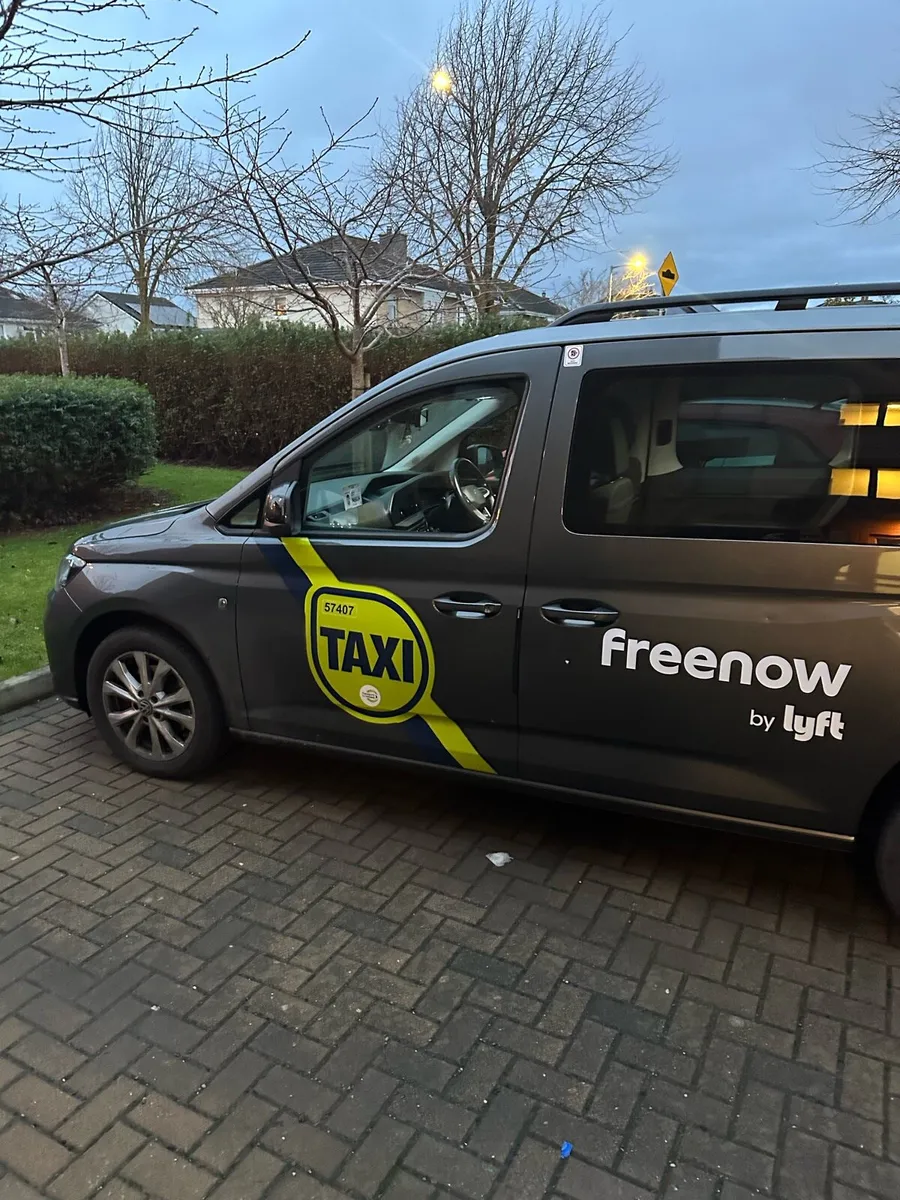 Volkswagen Caddy Maxi Life Wheelchair Accessible - Image 2