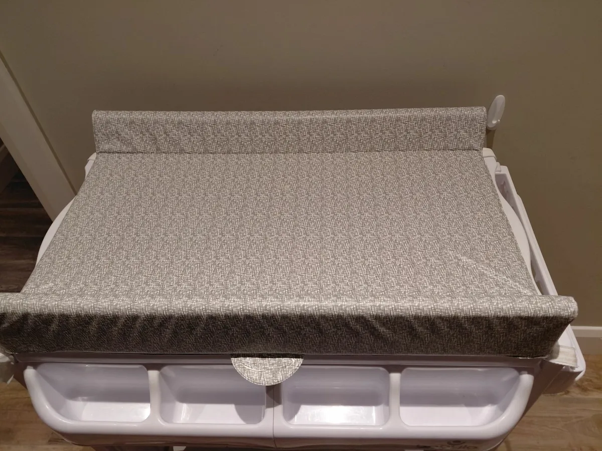 Changing station and cot - Image 4