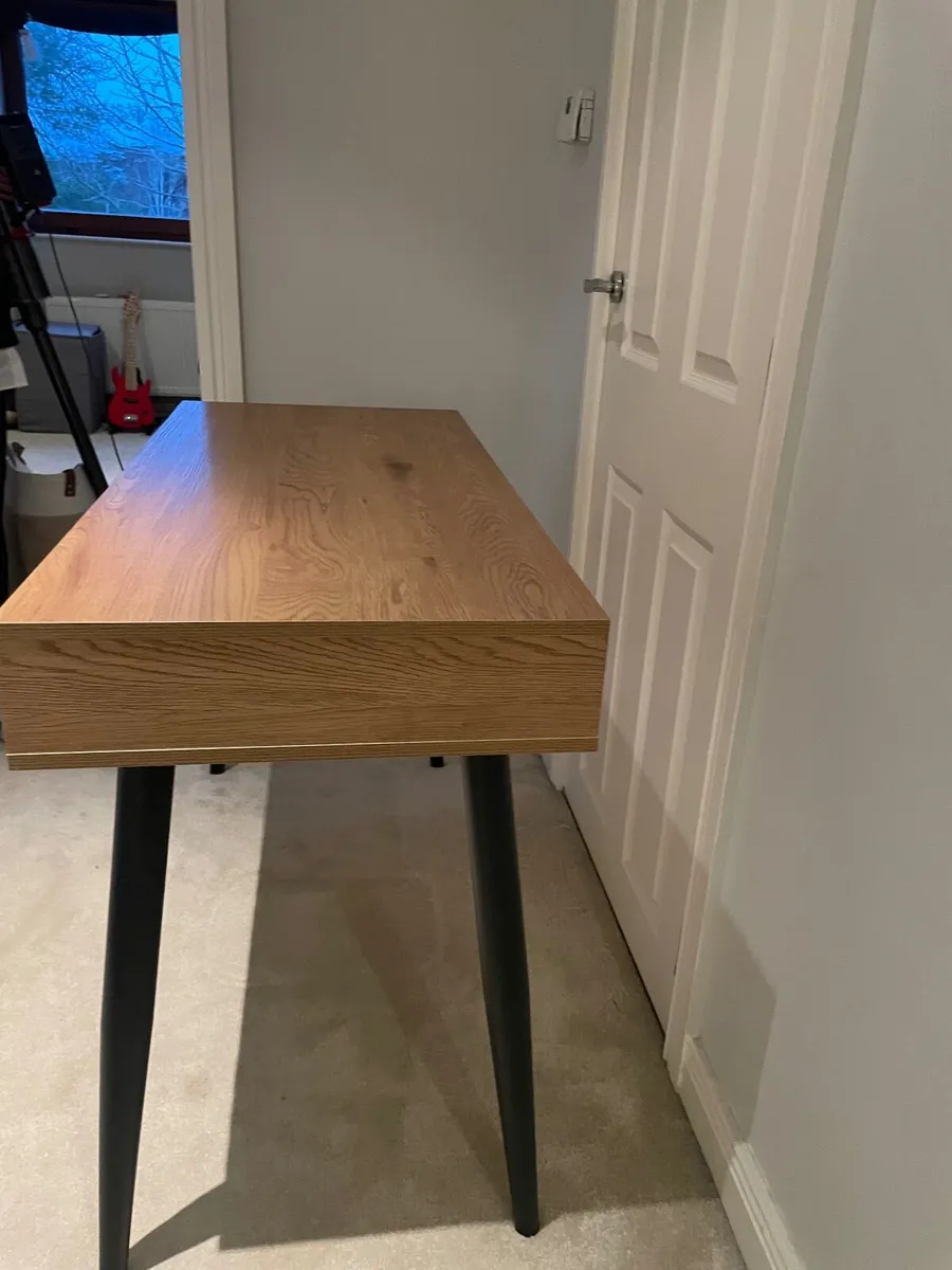Oak desk. - Image 1
