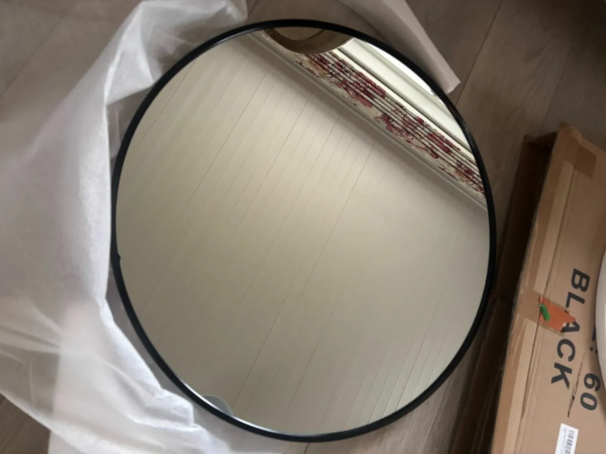 Metal framed round modern mirror - Image 3