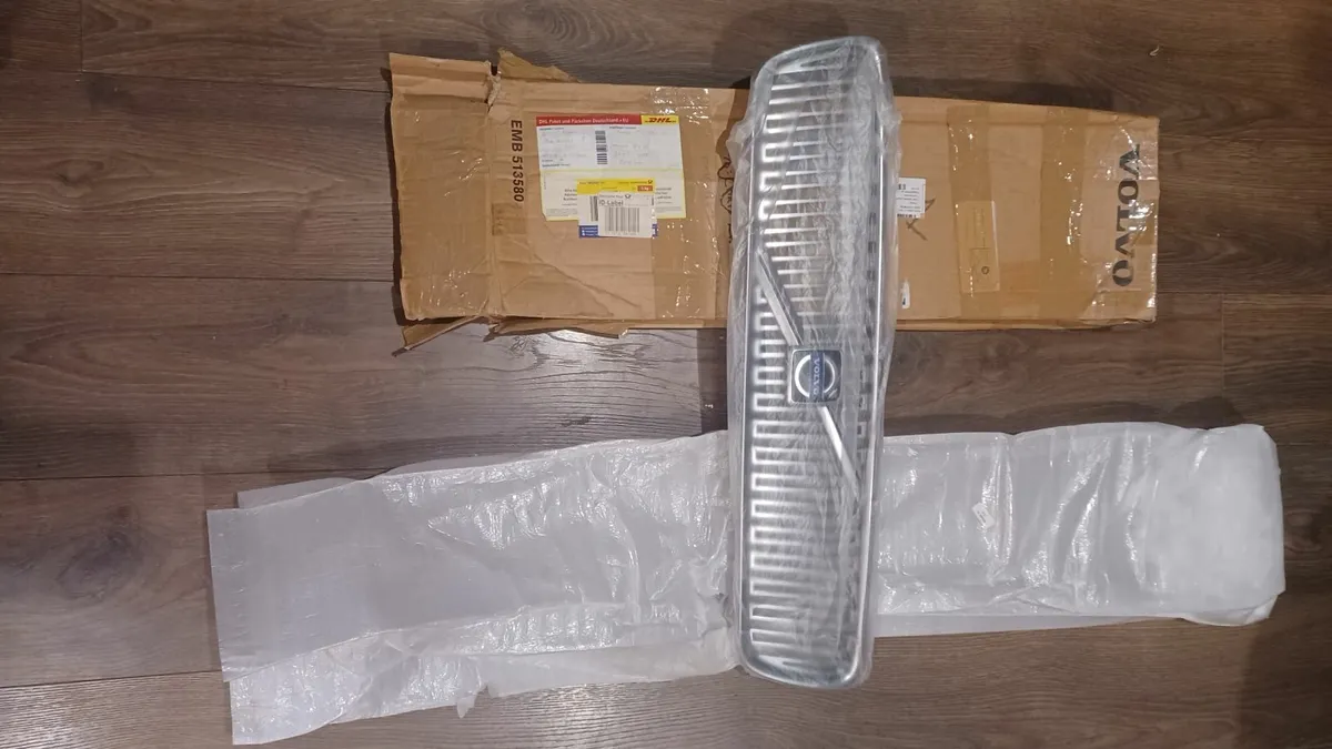 Front Grille for Volvo V50 - Image 2