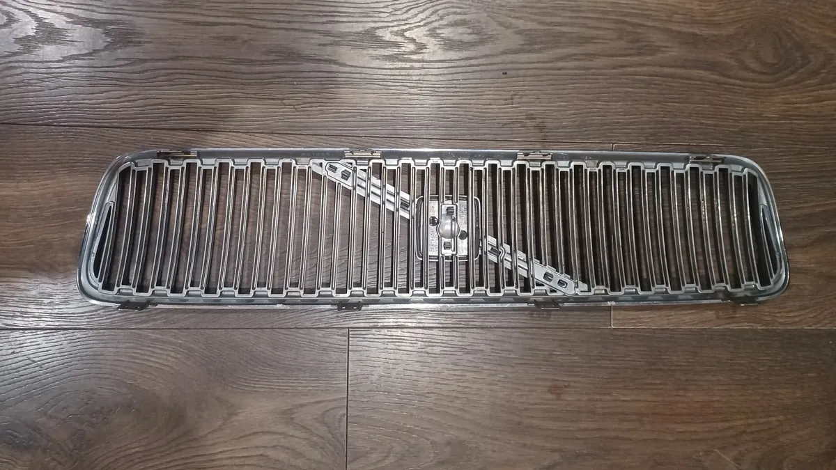 Front Grille for Volvo V50 - Image 3