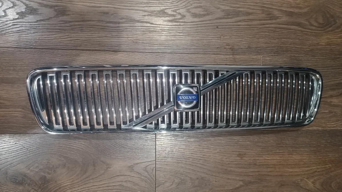 Front Grille for Volvo V50 - Image 1