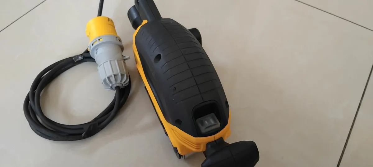 Dewalt D26480-LX Belt Sander 110v - Image 2