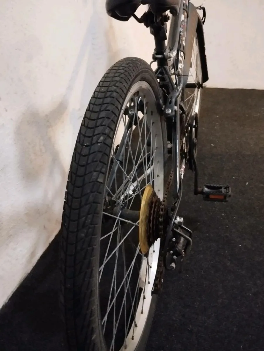 Girls 24inch bike - Image 3