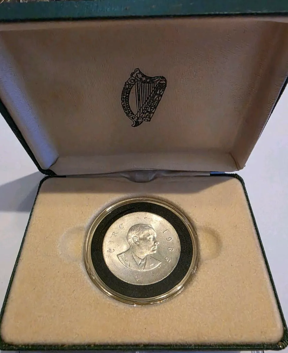 1966 commerative silver 10 shilling - Image 1