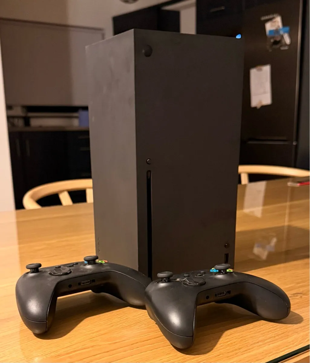 Xbox Series X + extra controller
