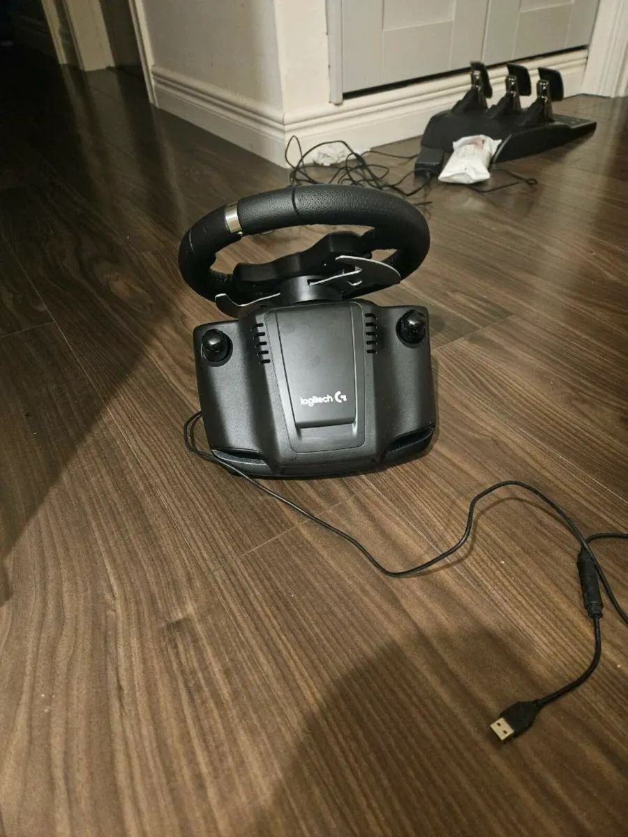 Logitech wheel and pedals for xbox - Image 4