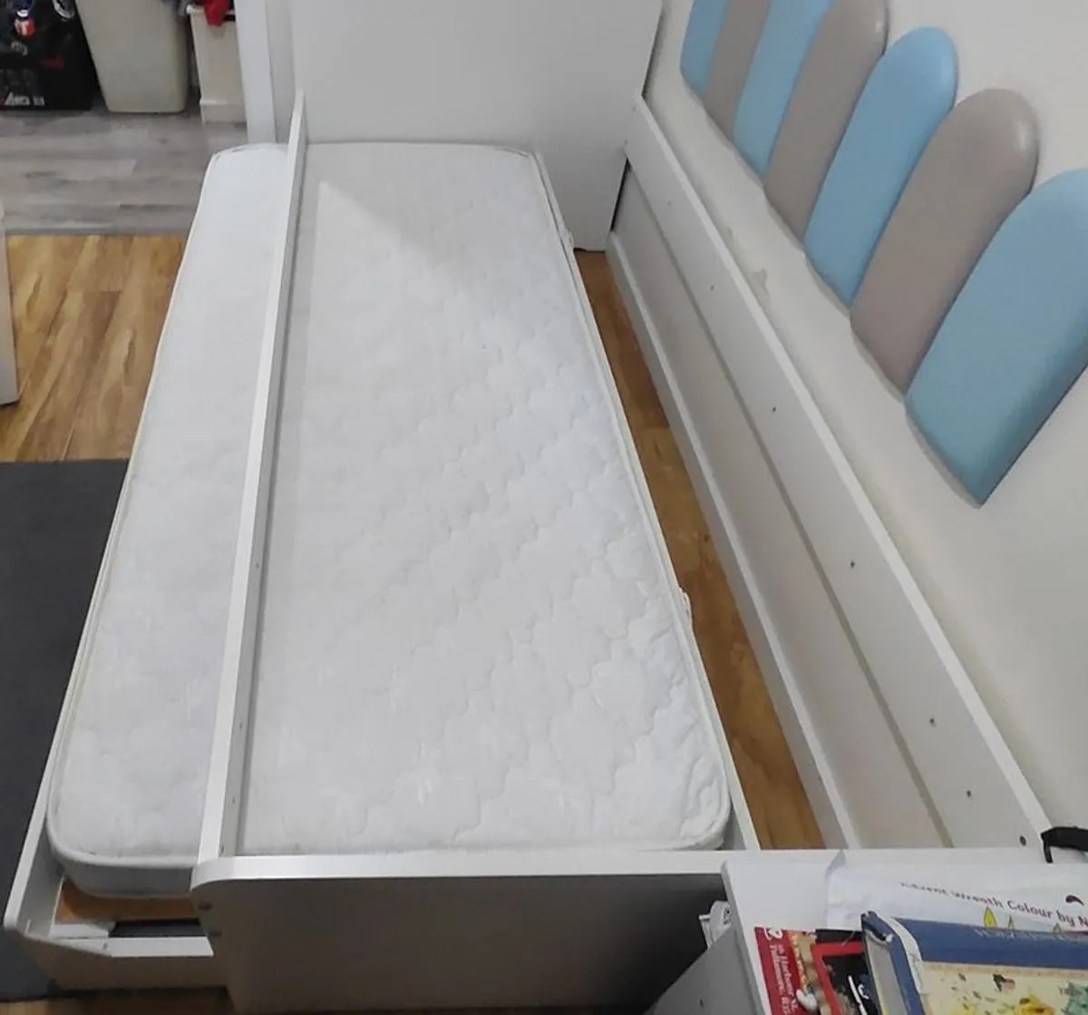 Single bed - Image 2