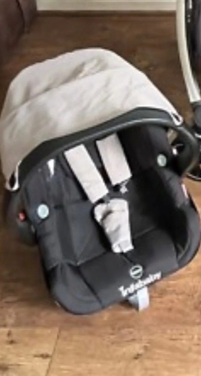 Car seat and base only!! - Image 3