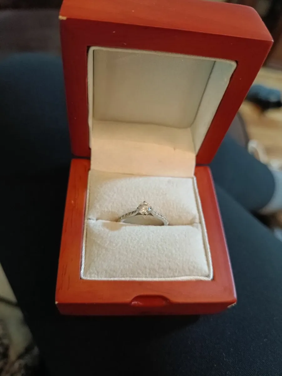 Engagement ring - Image 3